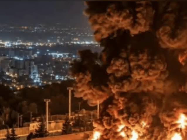 إيران تؤكد وقوع ضحايا في غارة أمريكية استهدفت جزيرة لارك، والحرس الثوري يتعهد بالرد.