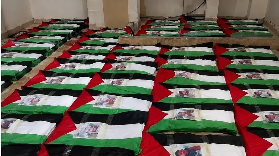 غزة تشيع أكثر من 100 شهيد في أكبر جنازة منذ الإبادة