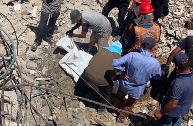 غزة.. 40 طفلا و38 امرأة بين القتلى و157 مفقودا بقصف إسرائيلي لمربع سكني (صور)