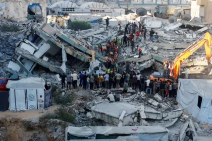 16 وفاة وعشرات الجرحى والمفقودين بانهيار عمارة سكنية بمدينة غزة