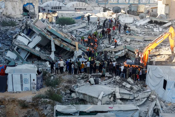 16 وفاة وعشرات الجرحى والمفقودين بانهيار عمارة سكنية بمدينة غزة