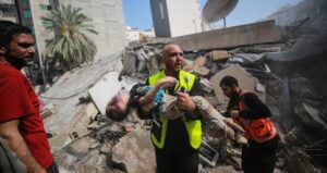 استشهد 5 فلسطينيين، بينهم طفلة وطفل، إثر غارات شنها الاحتلال على غزة ودير البلح خلال الساعات24 الماضية.