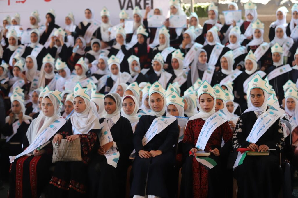 قطاع غزة: تكريم حافظي وحافظات القرآن الكريم من قبل مؤسسة هُدائي التركية 3 Ju9Vw