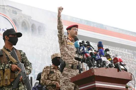 هجوم حوثي جديد يضرب قاعدة سعودية ويشعل أسواق النفط