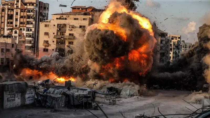 طفل شهيد وجرحى برصاص إسرائيلي في غزة وسط تواصل القصف المدفعي وتفجير المنازل