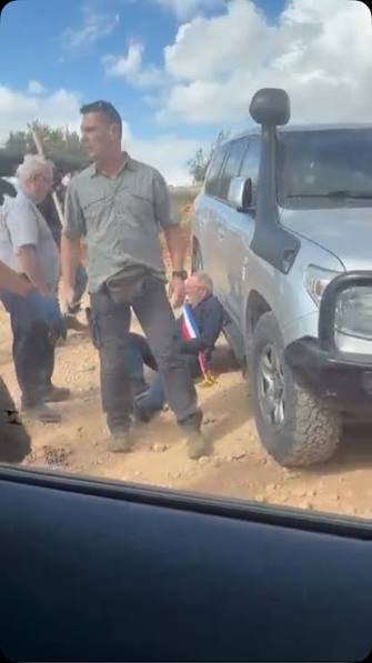 مستوطنون يعتدون على وفد دبلوماسي أوروبي في وسط الضفة الغربية. 2 images 2026 10 18T005138.026