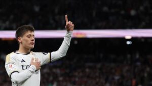 أردا غولر يقدم قمصان ريال مدريد لطلاب حفظ القرآن في مسقط رأسه.