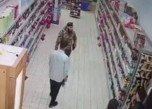 جريدة القرب 175 تطوان: التدخل الفوري لعناصر الشرطة يطيح بشخص ألحق خسائر مادية بمركز تجاري
