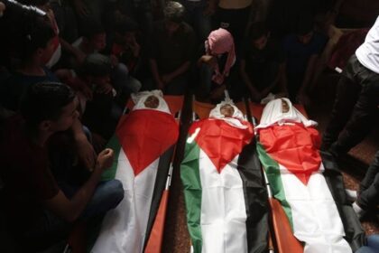 خمسة شهداء منذ الصباح في غزة. وتشييع 75 شهيدا انتُشلوا من تحت الأنقاض