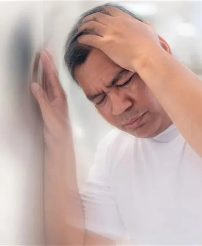 أسباب الدوخة المفاجئة.. لماذا نشعر أحيانا بالدوار عند الوقوف؟