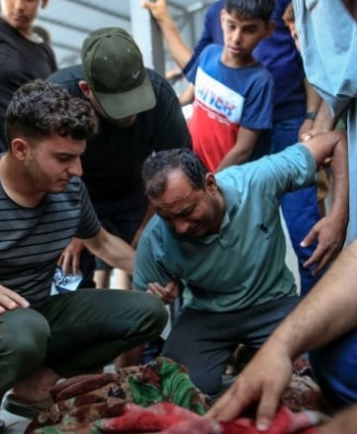 استشهاد فلسطينيين و25 إصابة، بعضها في حالة خطرة، نتيجة قصف مروحيات الاحتلال لتجمع من المواطنين في ميناء غزة.