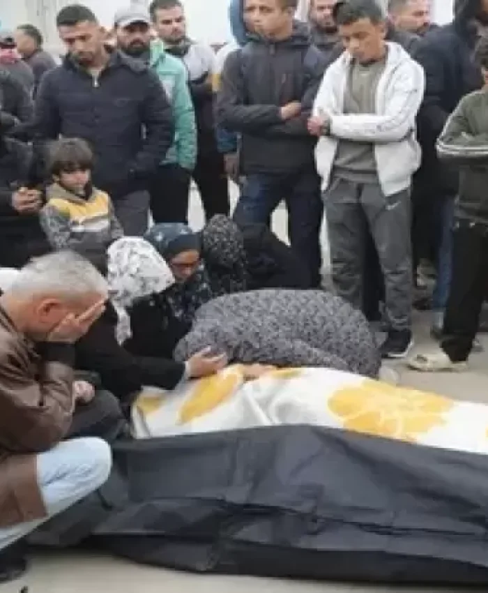 غزة:استشهاد 3 مواطنين وأصابة آخرون جراء قصف إسرائيلي استهدف تكية خيرية في دير البلح.